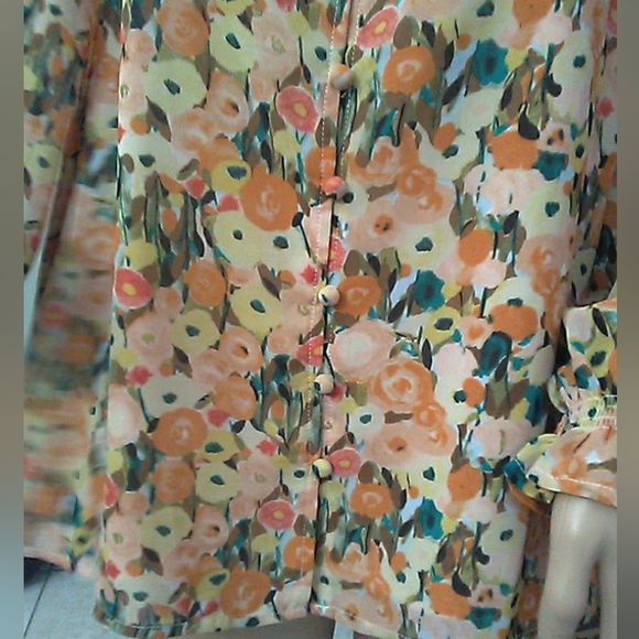 BNWOT Entro MULTI COLOR FLORAL Blouse W/ Mandarin Collar SZ. SM PEACHY COLORS - Picture 2 of 8